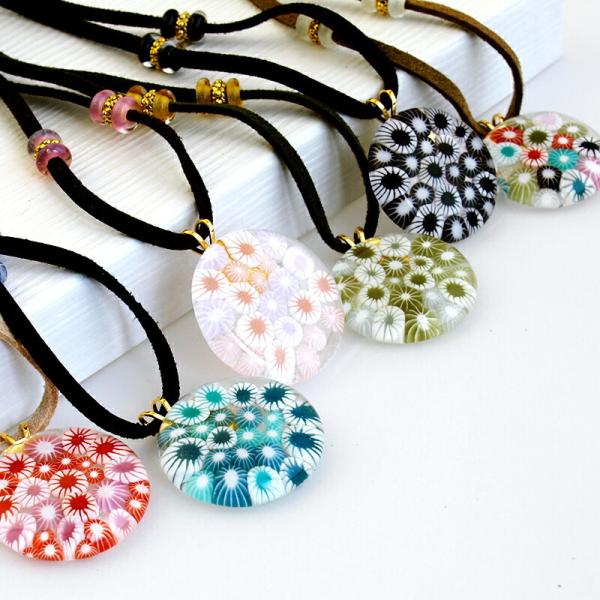 【商品詳細】◆サイズ◆ネックレスの周囲の長さ：最長時約L820mmガラスのサイズ：約φ25mm◆素材◆クリア被せ無地丸そろばん6mm、スエードひも、ペンダントトップパーツ（ゴールド）