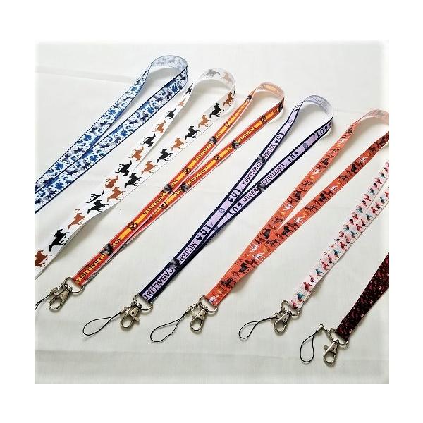 馬柄のグログランリボンを使用したネックストラップです。 馬好きアピール絶大!!お友達やグループで揃えてもいいですね。 全長約90cmでメンズ、レディース　どなたにもご利用いただけます。 IDカードや鍵、小物などを首からかけられます。 オフィ...