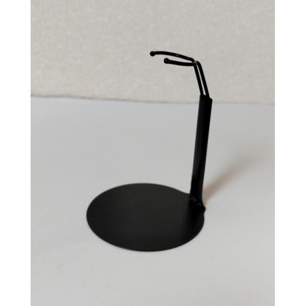 ■7-9インチ用ドールスタンド(黒)です。リカちゃん人形などバービーより背が低くて、細めのウェストをもつ一般的な20cm前後のドール(おすすめは18〜23cm程度)にご利用いただけます。ウェスト部分で支えますので、高さは調節できます。金属製...