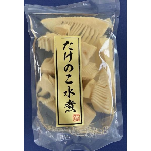 中国産原料のたけのこを国内工場で水煮加工しました。穂先の柔らかいところだけを使用しているため、柔らかい歯ごたえとなっております。水煮にしてあるため、筍ご飯などのお料理に簡単にご利用できます。＜原材料名＞　たけのこ（中国産）・pH調整剤（クエ...