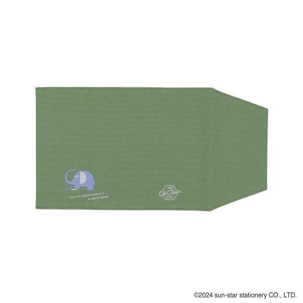 落ち着いたデザインと色合いで使いやすいブックカバー。しおりの先端に可愛いワッペン付き！しなやかな生地を使用しているので、手触りがよく、使いやすい！！【サイズ】約320mm×高さ164mm【素材】綿、PVC、ポリエステル、ナイロン【原産国】中国