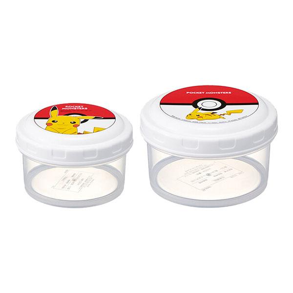 SKT-60869ポケットモンスター「MONSTER BALL/抗菌 ラウンド型フードコンテナーS/M」ラウンド型の保存容器、MとSのセット。銀イオン配合の抗菌仕様。フタは密閉性の高いネジ式で、回して開閉する。中身をふわっと盛れるドーム型フ...