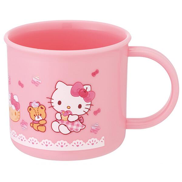 SKT-720444ハローキティ「Fancy Snacks Sweets/食洗機対応 プラコップ」食洗機対応のプラスチック製のコップ。電子レンジにも対応。名前シール入り。サイズ:約φ74×68mm容量:約200ml■生産地：日本■素材・成分...