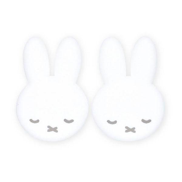 TSF-MF5545407WSミッフィー「コーナーガード(ホワイト/すやすや)」カドをかわいくガード。すやすやフェイスの新柄が登場■サイズ：約H53×W36×D19mm■材質：シリコーン■原産国：中国■重さ：約24g（2個）■対象年齢：6才...