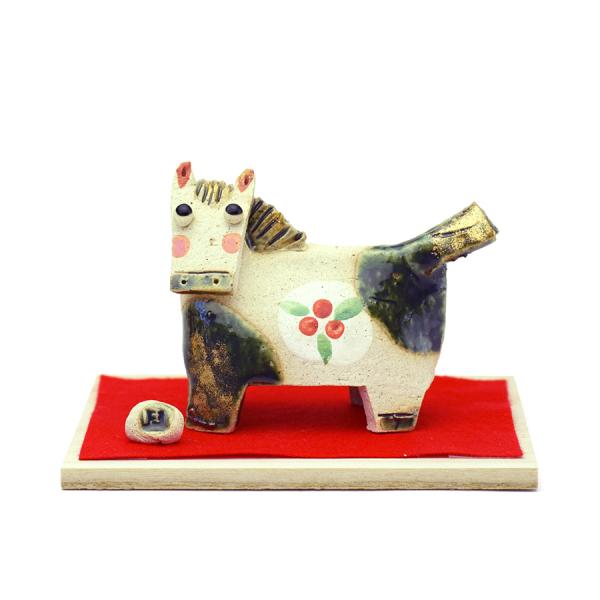 新しい一年の幸運を願う、縁起の良い干支置物です。やさしい土の風合いの置き物、富士山と日の出を背景にした華やかな飾り台のセット丸みを帯びた可愛らしい馬の姿は、力強さと穏やかさを併せ持ち、「仕事運・勝負運・飛躍」を象徴します。 リビングや玄関、...