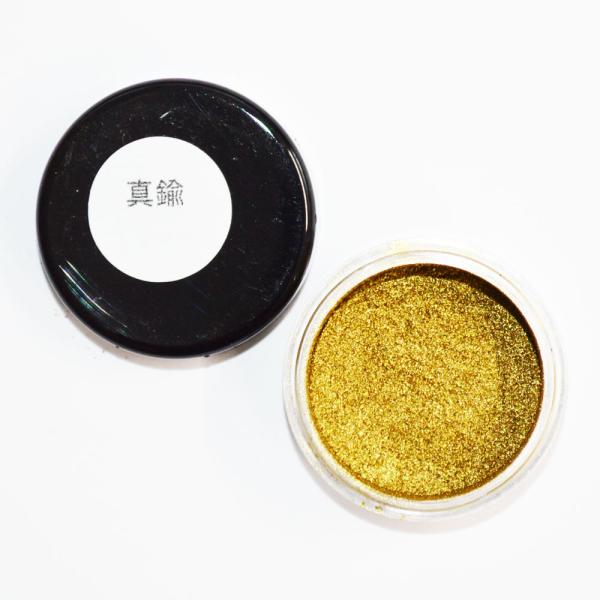 ●金継ぎ修繕で弁柄漆が半乾きの状態で蒔く金色の粉です。 ●成分は真鍮１００％、 鉛レス カドミウムレス アンチモンレスなので修繕後の器は食器としてご使用可能です。●プラ製平容器入り、内容量１ｇ●金継ぎ講習「金継ぎジョニーの金継ぎ教室」で実際...