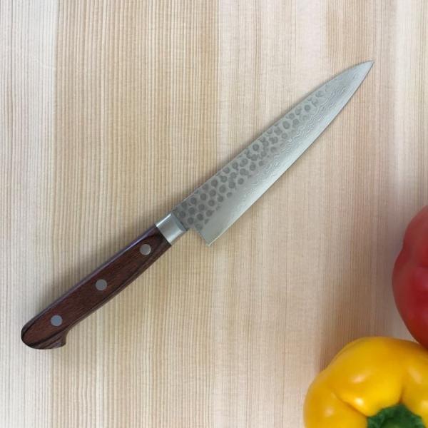 永く使える包丁をお探しの方にオススメ・重い包丁が苦手、小さなまな板でカットできる小型万能包丁・安心の日本製・63層に重ね鋳造したニッケルダマスカス鋼が、気品あふれる芸術的な波紋を生み出します・芯材にモリブデン鋼にコバルト・バナジウムを添加し...