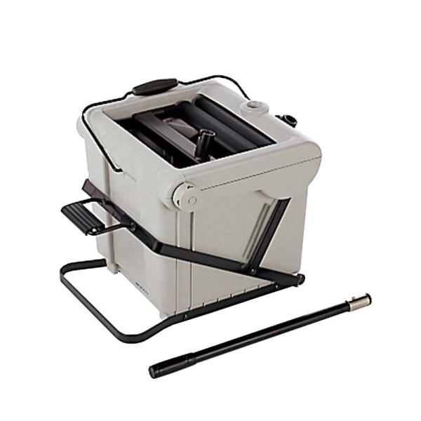 ラチェット式ペダルを踏むだけで立ったままモップを絞れます。＜商品特徴＞・腰を曲げずに立ったままの姿勢で作業ができるモップ絞り器です。・ラチェット式ペダルを踏むだけでモップが絞れ、しかも絞り加減を6段階に調節できます。・女性やお年寄りの方でも...