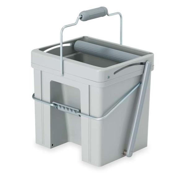 簡単な操作で扱いやすい小型モップ絞り器。＜商品特徴＞・収納・持ち運びが便利なコンパクト設計。・移動する際には引きずらないでください。床の破損及び製品の故障の原因となります。