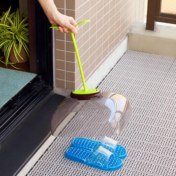 持ち手が長いので屈まなくても楽々♪カバーをかぶせれば、雨やほこりでサンダルが汚れません！！排気フードからドーム外側に雨粒が流れサンダルが濡れない構造です！！テレビで取り上げられて大反響中！！自社 蝶プラ工業製造直販で日本製です!!※ 強い直...