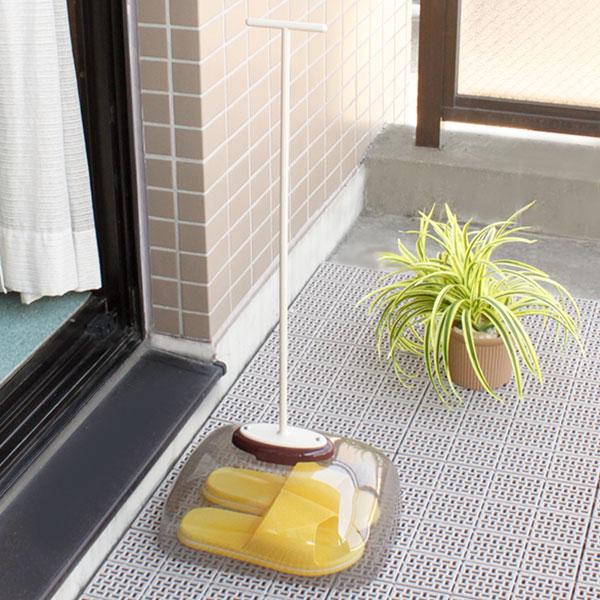 持ち手が長いので屈まなくても楽々♪カバーをかぶせれば、雨やほこりでサンダルが汚れません！！ロング丈の取手は風などの抵抗を逃がす為細くしなりのある構造になっています。★ご注意★※ 強い直射日光の当たる場所では、履物の素材(EVA、ポリウレタン...