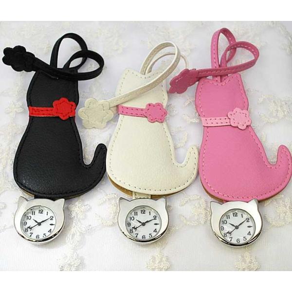 バッグチャームタイプの、カバンにぶらさげて使う猫時計です♪秒針の猫が三時のオサカナ目指して時を刻みます。電池の寿命は約1年から1年半くらいです。電池が切れたら電池交換して使用できます。通常の腕時計と同じようにお近くの時計屋さんなどで交換して...