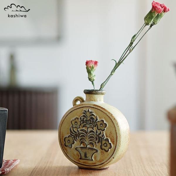 サイズ：幅 11cm × 奥行き 4cm × 高さ 10cm梱包サイズ：幅 12cm × 奥行き 11cm × 高さ 5cm素材：陶器重量：約210g備考 ※日本製※こちらの商品は手作りのため、サイズ、風合い、色味などが画像と異なる場合がご...