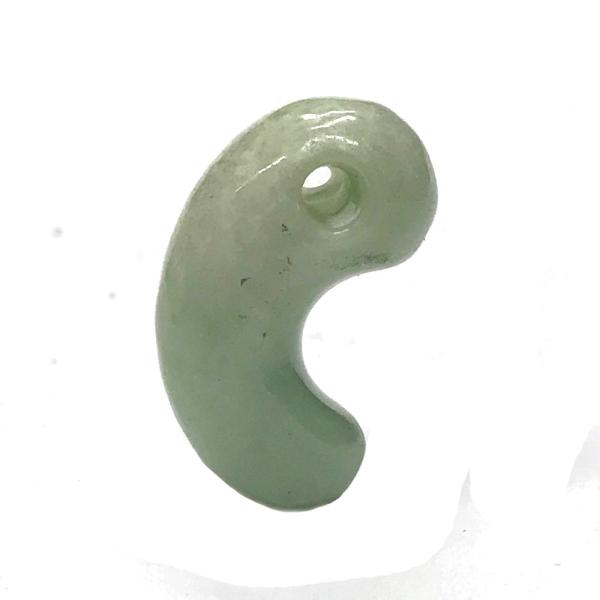 翡翠 勾玉 ペンダントトップ長さ約3cm 翡翠 (ヒスイ) 勾玉 (ペンダントトップ) 303 桐箱付き 天然石