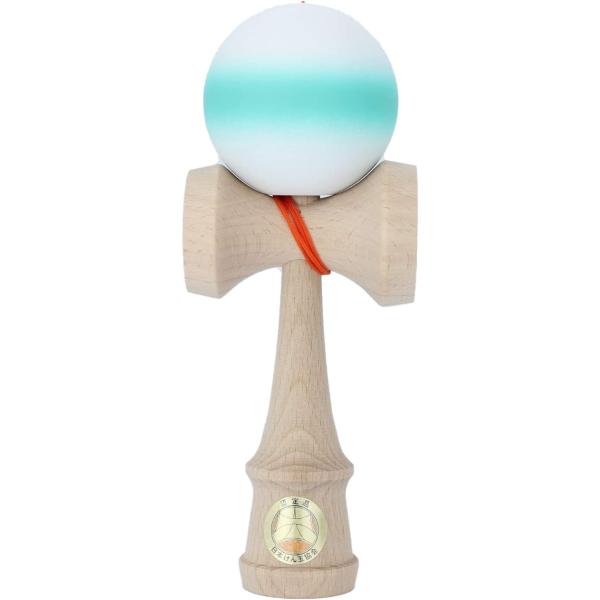 【商品名：山形工房 日本けん玉協会認定 けん玉 大空 Matte ラインターコイズ 日本製】　【商品説明】　山形県のけん玉職人が作るこだわりの国産品です。　塗装をリニューアルした上級者向けモデルです。塗装が強く、投げ技にも長く対応できます。...