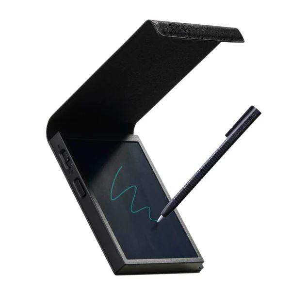 【商品説明】　電子メモパッド ブギーボード BB-21　何度も書いて、すぐに消せる。の電子メモパッドシリーズ「ブギーボード」に、カバー付きが登場！　持ち運びたくなる上質な風合いとサイズ感。　カバー付きなのでカバンやポケット内で画面が擦れませ...