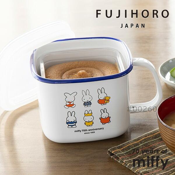 商品詳細商品名：富士ホーロー"ミッフィー 70周年シリーズ"みそポット素材　(本体)：ホーロー用鋼板　(蓋)：ポリエチレン・シリコン生産国：タイサイズ：約18.5×14.5×(H)11.5cm重量：約0.54kg容量：約1.5リットル容量目...