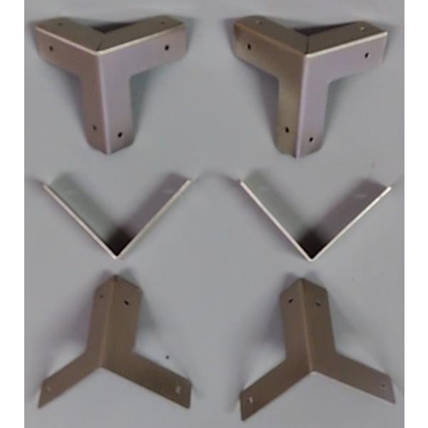 ※お届けは基本、日本郵便での発送です。★サイズ   33x10mm●素材　　鉄●色　　　シルバー●仕様　　タンス（２杯引き用です）の隅金具です。　　　　　　板厚１３mm用です。●付属品　　釘（２４本）●製造　　日本