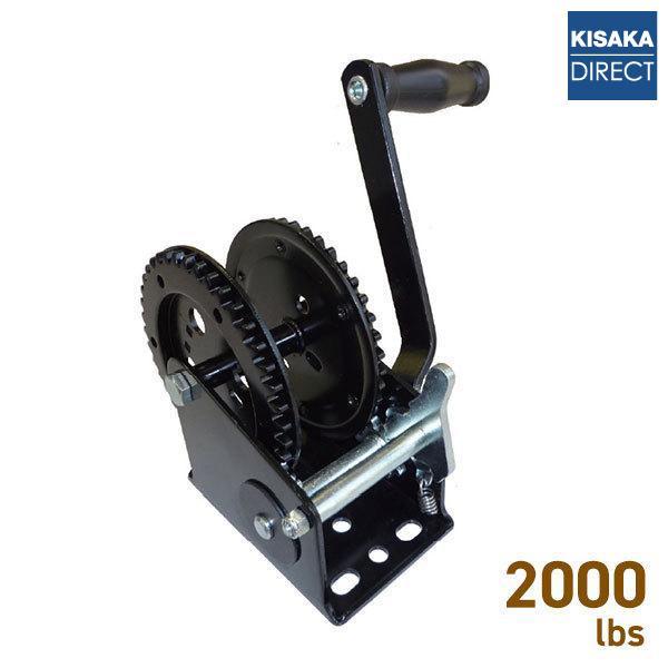 商品コード：177720スチール製のハンドウィンチです。ブラックペイントが施されており、黒色タイプのトレーラーにお勧めです。設置に必要となるボルト類、及びストラップ(ウィンチベルト)は付属していませんので別途ご用意ください。同形状のフルトン...