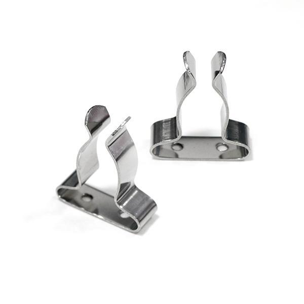 商品コード：372011ステンレス製のポールクリップです。パドルやオール、ボートフックなどの固定にご使用ください。取り付けネジは別途ご用意ください。◆適合サイズ：16mm〜25mm推奨◆外寸法：縦38×横32×幅11(mm)◆取付ネジ穴径：...