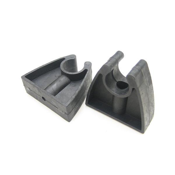 商品コード：472051ソフトプラスチック製のポールクリップです。ナビポールやボートフックなど、外径19mm〜20mmのもの全般にお使いいただけます。固定用のスクリューなどは付属していませんので別途ご用意下さい。◆対応ポールサイズ：外径19...