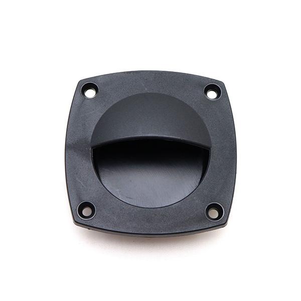 商品コード：506359プラスチック製の取っ手です。アルミボートなどの取り外しデッキやストレージのハッチ(蓋)などの開閉用に使用します。取り付けはデッキに穴を開け、スクリュービスなどで行います。◆サイズ：ラージ◆カラー：ブラック◆取り付けネ...