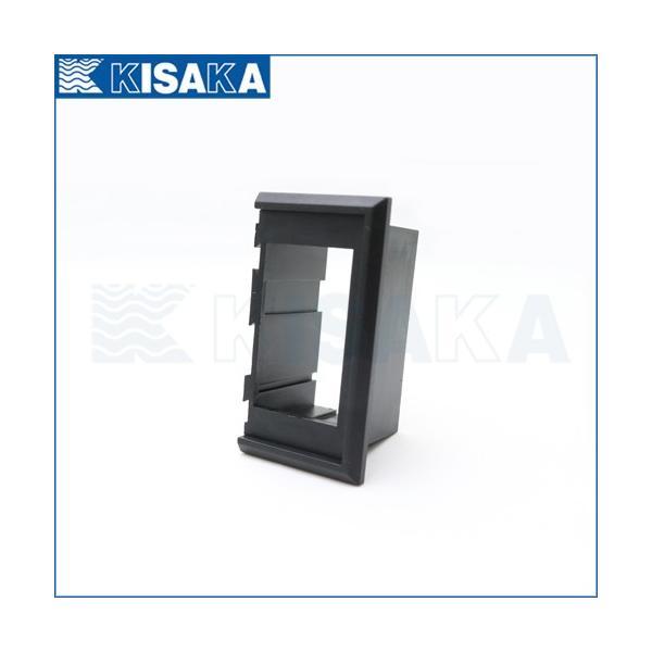 商品コード：711001ロッカースイッチ(品番：712401・712402・712601)専用の埋め込みパネルです。中間マウントパネル(711002)と連結すれば3連、4連とつなげてセットが可能です。※取付け前に採寸を行って下さい。※他社の...