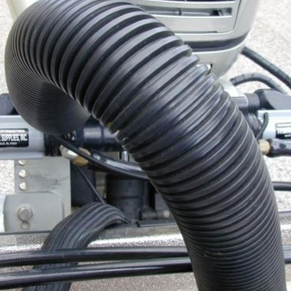 商品コード：771590-1リギング用2インチホース[30cm単位切り売り]です。(画像は使用イメージです。)リギングフランジ各種と組み合わせて使用する事でボートから船外機にかけてのハーネスやホース類を収納し保護や見栄えを向上させる事ができ...