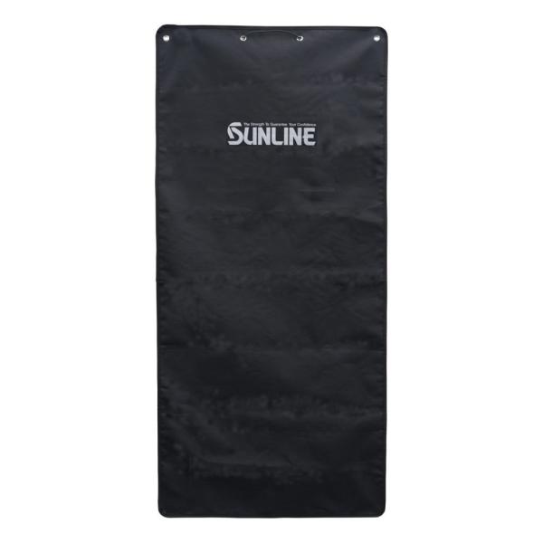 ■ヘッドレストにコードを掛けるだけで使用できるシンプルな防水シートカバーです。軽自動車からSUVまで、幅広い車種に適合しています。防水性能を活かして、アウトドアシーンでの敷き物としても使用できます。