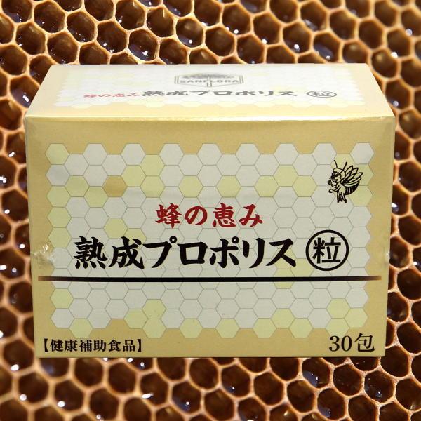 プロポリスは、ミツバチが植物の新芽などから集めた樹脂を自らの分泌液で酵素作用を促し、巣の中を補強したり、清潔にして巣を守り、ケルセチンをはじめとするフラボノイド、ミネラル、アミノ酸、アルテピリンCなど有用成分が豊富に含まれていることで健康補...