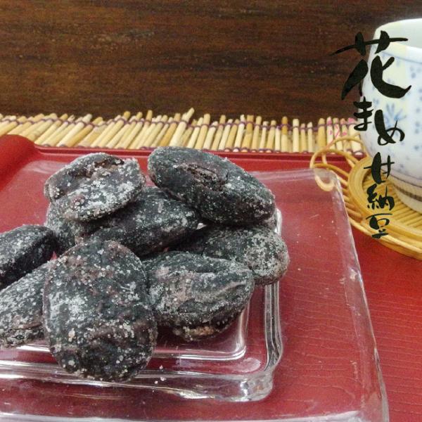 紫花豆の香り引き立つ甘納豆です。豆本来の旨味が生きています。おやつにお豆を食べましょう！花豆はとても脂質が少なく、体の構成に必要なタンパク質の他ミネラル・ビタミン・食物繊維に富んでいる非常に優秀な食品です。特に紫花豆は視力回復に働くアントシ...