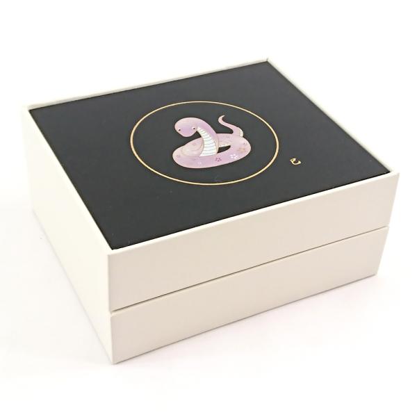 商品名TEETH BOX 黒 蒔絵 巳サイズ(約)縦8.6×横10.1×高さ4.6cm材質プラスチック、布、木(メープル＆マホガニー)生産国日本製(和歌山県、紀州漆器)抜けたかわいい乳歯を1本ずつ大切に保管♪お子さんの生まれ年の干支を選んだ...