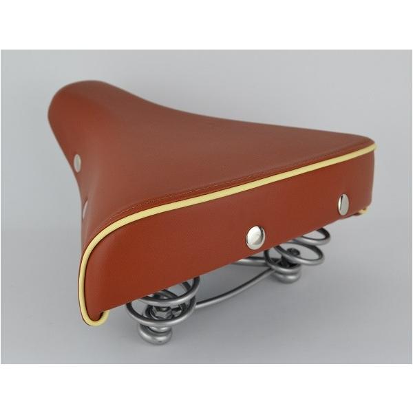 ブラウン・サドルの鋲がレトロな雰囲気のテリータイプサドル・乗り心地の良い大きめサイズ※当社への入荷時より僅かなキズや凹み等がある場合がございますので予めご了承ください。※写真と実際の商品とは細部や色合いが異なる場合がございます。※予告なくメ...