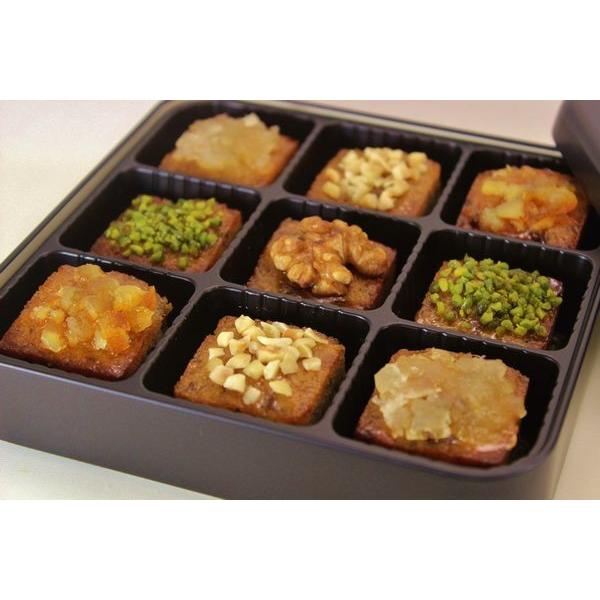 昭和３０年代に、外国航路船のコックより伝わったヨーロッパのクリスマスフルーツケーキをヒントにして考案されました。当店で５０年以上変わらないレシピで作られ続けている逸品です。数種類のドライフルーツに牛肉、スパイス、洋酒などを複雑に組み合わせて...