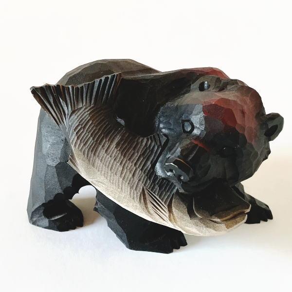 木彫りの鮭をくわえた熊の置物 利作 ４号 着色あり きぼり くま お土産