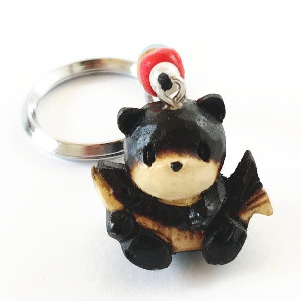 レア　木彫り　鮭を咥えたクマに乗るハローキティ　サンリオ 鮭を抱いた 木彫りの熊 キーホルダー 木製 木彫熊 かわいい : 北国の