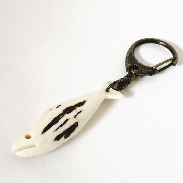 エゾシカの角で作られた 鹿角 キーホルダー さかなデザイン