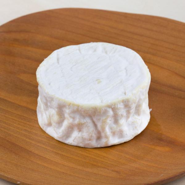 ■商品名：ニセコチーズ工房 二世古カマンベールチーズ■産地：北海道ニセコ町■発送元：ニセコチーズ工房■特徴：クリーミーでとろける舌触りと、コクのある味わいのカマンベールチーズです。 人生の楽園でも紹介されたニセコチーズ工房！できたてのフレッ...