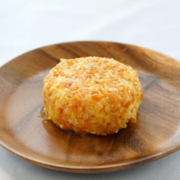 ■商品名：二世古 粉雪【konayuki】クローブ×オレンジ■生産者：ニセコチーズ工房■特徴：酵母熟成のチーズにクローブを混ぜ込み、外側にオレンジピールをまぶしたチーズ。雪花より甘さ控えめで酵母、スパイスが入っている大人なスイーツチーズ。■...