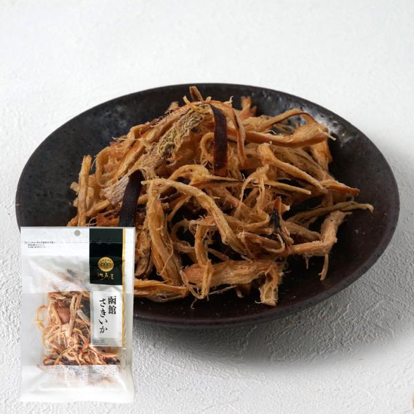 皮付きのいかをまるごと使い、昔ながらの製法で丁寧に仕上げた「函館さきいか」。いかの耳や足など、さまざまな部位を使用しているため、噛むたびに異なる食感と風味が楽しめます。皮つきならではの香ばしさと旨みが凝縮され、どこか懐かしい味わい。軽く炙れ...