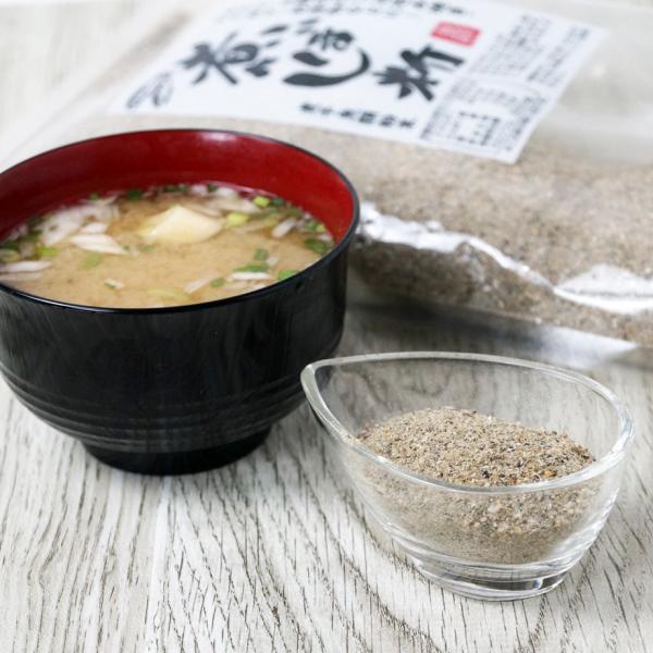 汁物や煮物に加えることで煮干のだしが効きます。ふりかけ等にもでき、手軽にカルシウムが摂れます。用途はその他、お好み焼き・お漬物などアイデア次第で様々です。【調理例】みそ汁のだし（3人分）600ccの水に本品（煮ぼし粉）を大さじ1杯入れ沸騰さ...