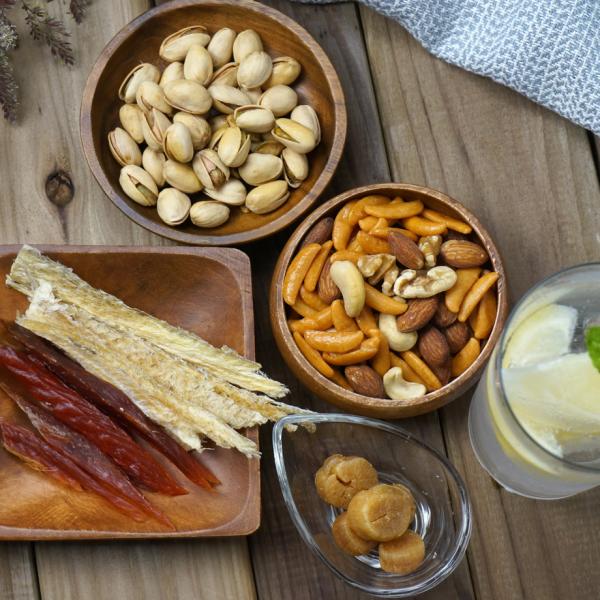 北海道の海と大地の恵みをぎゅっと詰め合わせた「江戸屋のおつまみ5袋セット」。鮭や帆立といった海の幸から、香ばしい燻製ナッツまで、ジャンルを超えて楽しめるラインナップです。ひと袋ごとに個性があり、飽きずに食べ進められるのが魅力。セットの中でも...