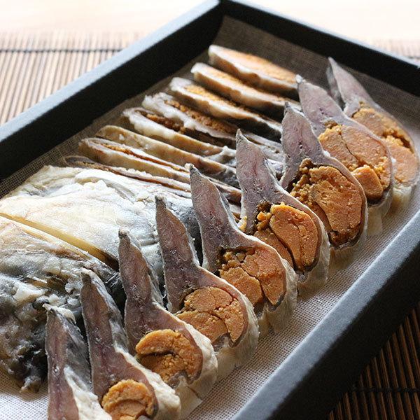 [Release date: July 22, 2022]【滋賀県北部ご当地モール】びわ湖産のにごろ鮒と上質の高島産こしひかりで、じっくり熟成させた鮒寿しです。オレンジ色の卵がいっぱい詰まった鮒寿しは、酸味のあるふくよかな香気が食をそそり、...