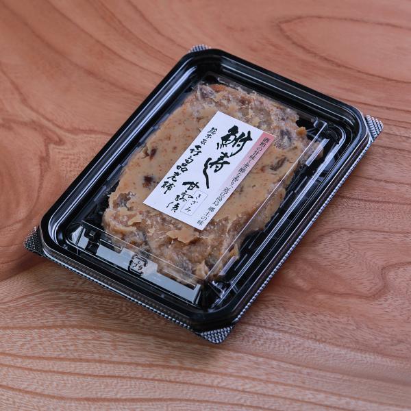 【滋賀県北部ご当地モール】琵琶湖の湖西、近江高島で愛される郷土の味。酒粕の甘味と芳醇な香りが加わり、円熟した味わいが楽しめる四年仕込みの鮒寿しです。独特の酸味のある鮒寿しのご飯を取りのぞいて、酒粕に幾度も漬け替えることで、初めての方にも食べ...