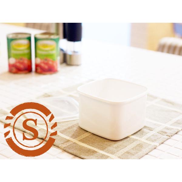 スクウェアSサイズは、少量を保存するのにとても便利です。フタが付いているので、ニオイ移りの心配が無い上、コンパクトに冷蔵庫にも収納でき、スペースをあまりとりません。カレーでは約1人前が保存できる他、常備野菜を保存するのもオススメです。琺瑯製...