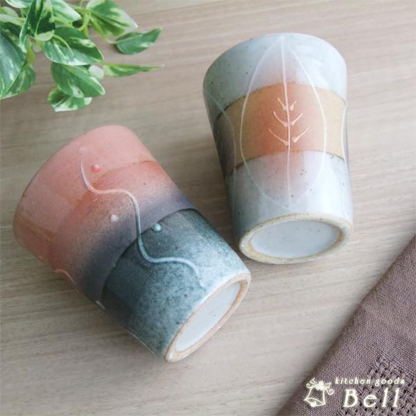 絵柄は盛り上っているようにが描かれたフリーカップです。内側はツルツルとした生地で外側は三段に分かれていて、上下がツルツル生地でちょうど手に持つ真ん中がザラついた生地になっているので、手にしっくりと馴染みます。焼酎、お茶、パフェ、スティック菓...