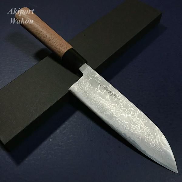 ●高級鋼材の安来青鋼二号を芯材とした、31層ダマスカス包丁。●芯材の青鋼は、みねの部分まで入っているので、研ぎによって刃が小さくなっても青鋼の切れ味を失うことはありません。●柄には、固くて丈夫なくるみ柄を使用。●惚れ惚れする美しいダマスカス...