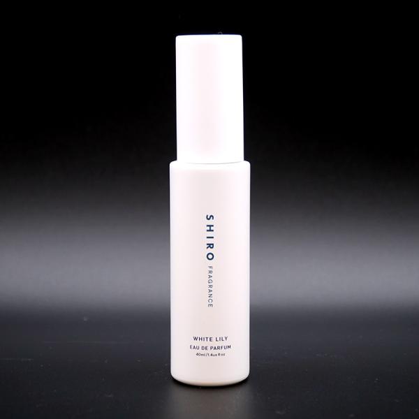 首もとや腕、足首など全身に香りをまとえるオードパルファンリリーやマグノリアなどの華やかで清楚な香りが特長の香水です。どのシーズンでもどの年代の方にもご使用いただきやすく、首もとや腕など、つける部分によって香り方の変化をお楽しみいただけます。...