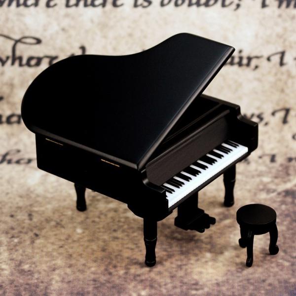 商品名：ピアノ型オルゴール スツール付き　ブラック材質：木製サイズ： W13×D14.5×H9(cm)本体重さ：290ｇムーブメントのメーカー：Sankyo特徴：かわいい小さなイス付きです。　　　小さいアクセサリーが入る程度の小物入れになっ...
