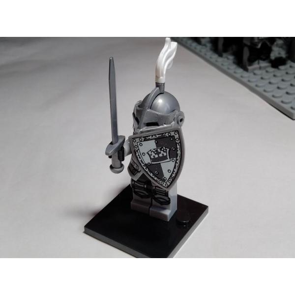 ■付属　ミニフィグ　飾り兜　楯　剣　 底板■★落ち着いた色合いの硬派な騎士です形、色彩ともにまさに「騎士」といった感じで、リアリティあるデザインとなっております！■クリックポストによる安心安全のスピード国内発送！（基本的に封筒による郵送にな...